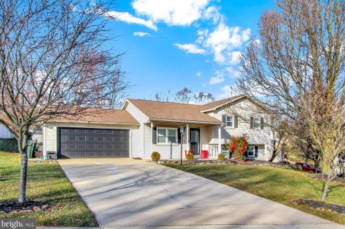 107 Overview Cir, Red Lion, PA 17356-8901