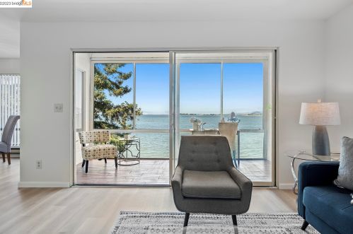 6 Commodore Dr, Oakland CA  94608-1613 exterior