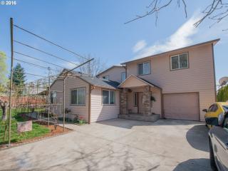 312 117th Ave, Portland, OR 97216-3323