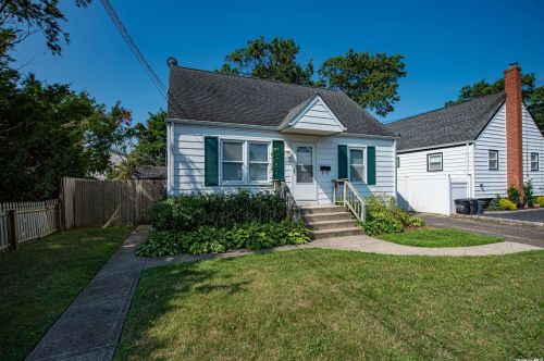 193 Delaware Ave, North Lindenhurst, NY 11757-4145