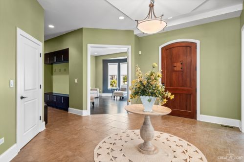 615 Prairie Ave, Naperville, IL 60540-6717