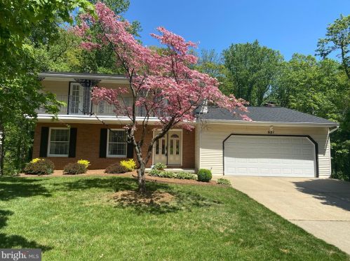 621 Bay Green Dr, Arnold, MD 21012-2073