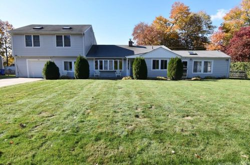 12 Winnipauk Dr, Norwalk, CT 06851-1531