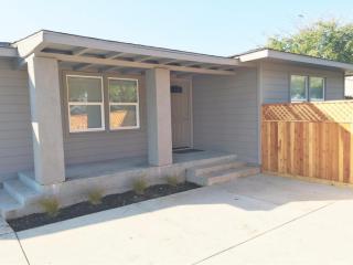 225 El Vista Ave, Modesto, CA 95354-3007