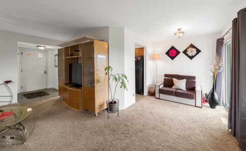 255 Green Knoll Ln, Streamwood, IL 60107-1981