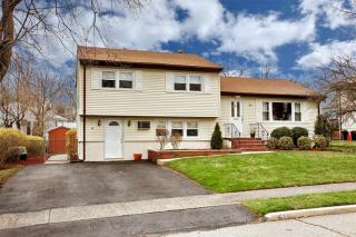 48 Chandler Dr, Emerson, NJ 07630-1002