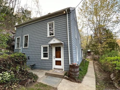 22 Mediterranean Ln, Norwich, CT 06360-1648