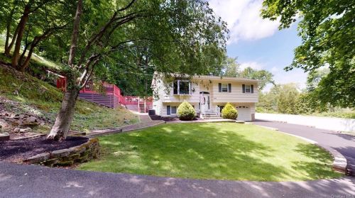 868 Belleville Dr, Valley Cottage, NY 10989-2616