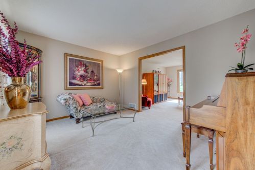 1392 Interlachen Dr, Saint Paul, MN 55123-2158