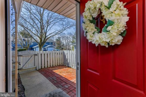 208 Kensington Ct, York, PA 17402-8422