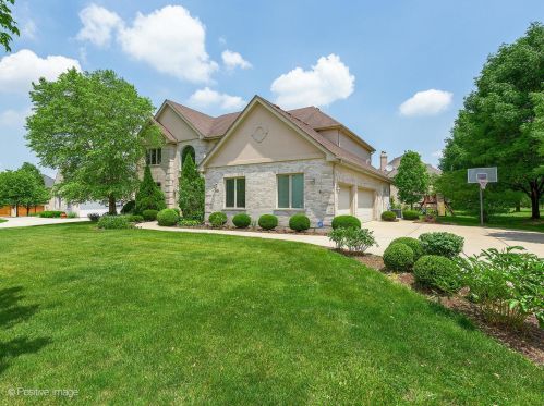 6887 Fieldstone Dr, Willowbrook, IL 60527-5295