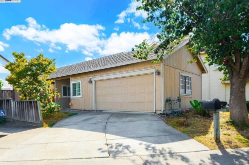 671 Black Pine Dr, San Leandro CA  94577-1374 exterior