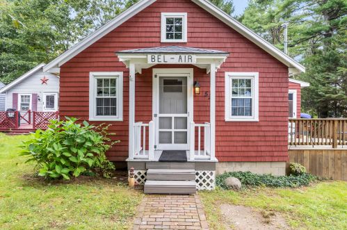 53 Beacon St, York, ME 03909-6316