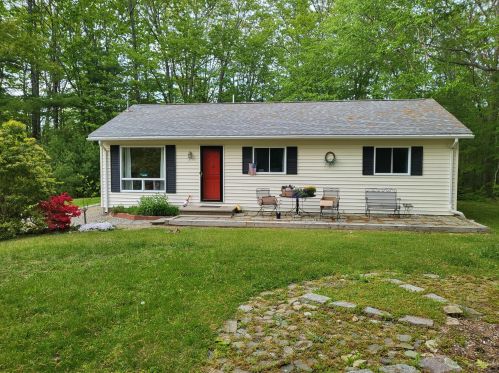 1 Dean Rd, York, ME 03909-6704