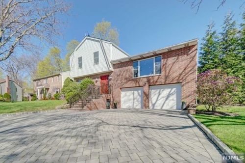 8 Michele Ct, Cresskill, NJ 07626-1631