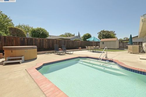 560 Murdell Ln, Livermore, CA 94550-3914