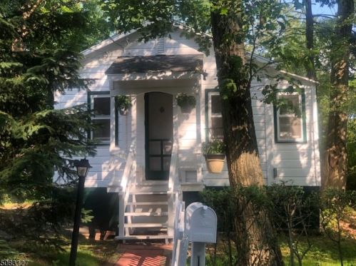 163 Monroe Trl, Hopatcong, NJ 07843-1578