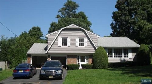 37 Academy Cir, Oakland NJ  07436-2624 exterior