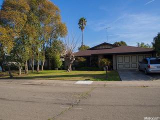 61 De Fer Cir, Sacramento CA  95823-2438 exterior