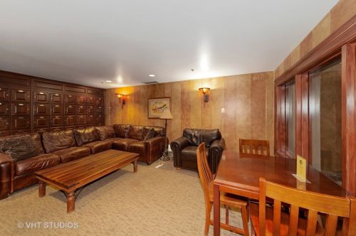 25 Superior St, Chicago IL  60654-0038 exterior