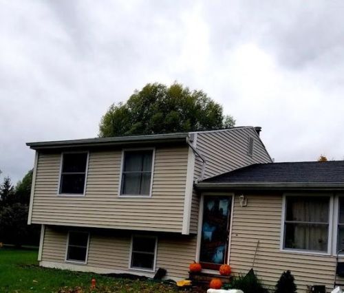 121 Cranberry Dr, Canandaigua, NY 14425-9325