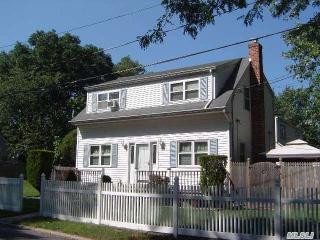 39 Delamere St, Hunt, NY 11743-5562