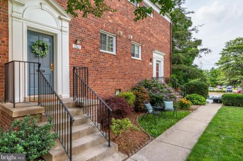 1262 Martha Custis Dr, Alexandria, VA 22302-2016
