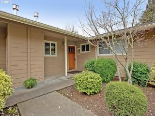 133 73rd Ave, Portland OR  97215-1438 exterior