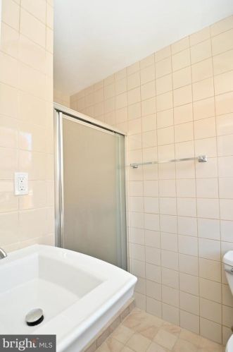 6153 Roxbury Ave, Springfield VA  22152-1625 exterior