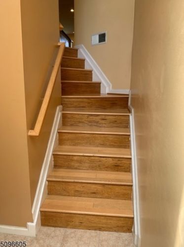 483 Hartford Dr, Nutley, NJ 07110-3944