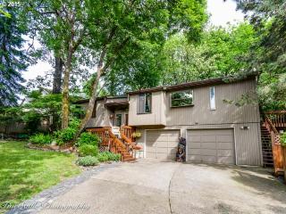 16630 Round Oaks Ct, Portland, OR 97267-4911