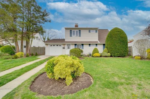 50 Choir Ln, Westbury, NY 11590-5722