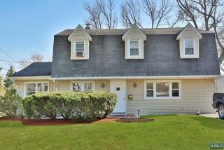 162 Stuart St, Paramus, NJ 07652-4519