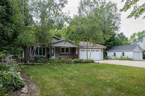 1247 Breezeland Rd, Oconomowoc, WI 53066-8736