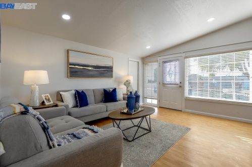 2072 Everglade St, Hayward CA  94545-4737 exterior