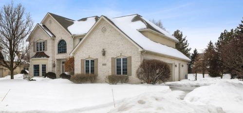 6869 Fieldstone Dr, Willowbrook, IL 60527-5295