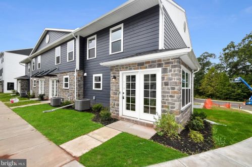 160 High Pointe Dr, Hummelstown, PA 17036