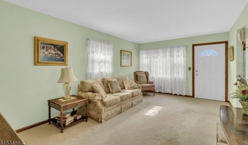 415 Sidorske Ave, Manville, NJ 08835-1901