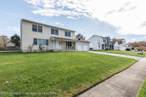 54 Pelican Dr, Berkeley Township, NJ 08721-1626