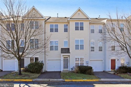 2504 Logan Wood Dr, Herndon, VA 20171-4489