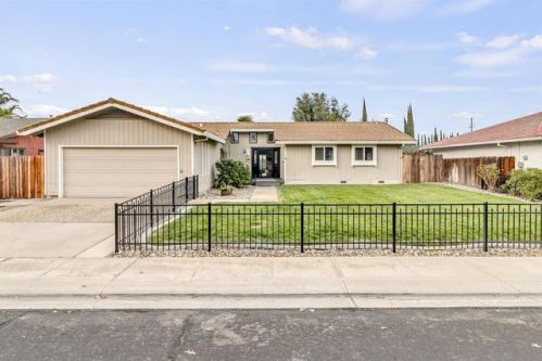 245 California St, Ripon, CA 95366-2107