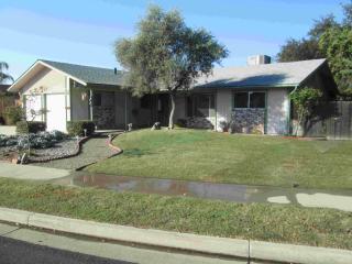 841 Yosemite Dr, Hanford CA  93230-1626 exterior