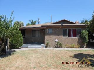 1324 Lincoln St, Bakersfield CA  93305-4221 exterior