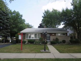 7953 Oconto Ave, Niles, IL 60714-2925