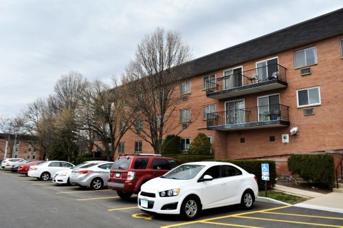 1004 Mill St, Naperville, IL 60563-2581