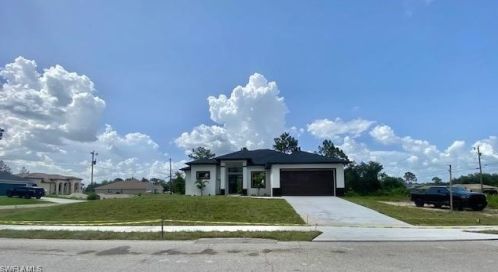 201 6th St, Lehigh Acres, FL 33972-7884