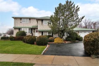 50 Elizabeth Dr, Bethpage, NY 11714-6409