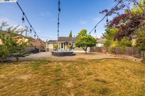 10028 Empire Rd, Oakland, CA 94603-2006