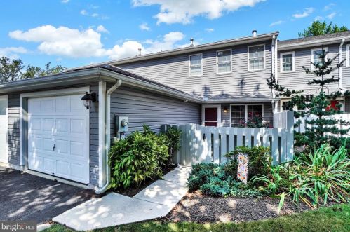 608 Kensington Ct, York, PA 17402-8425
