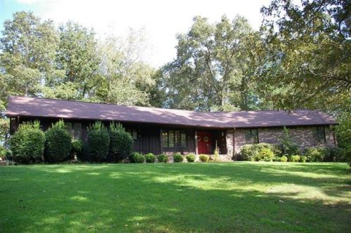 242 Lake Hills Rd, Tullahoma, TN 37388-5218